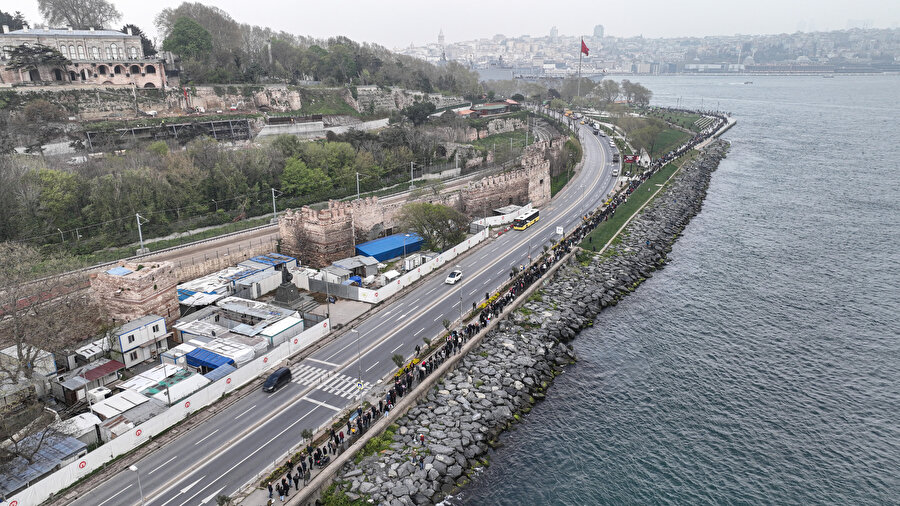 TCG Anadolu gemisine ziyaretçi akını: Kilometrelerce kuyruk oluştu