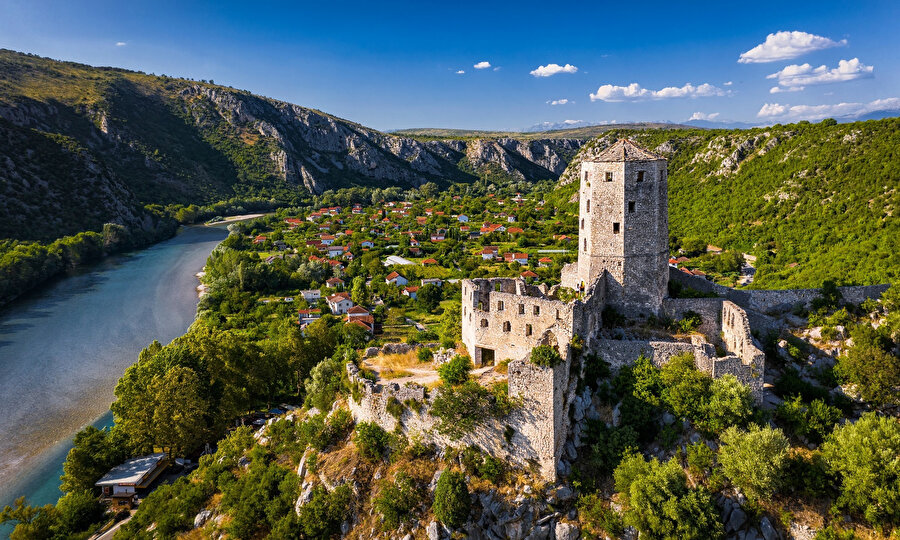 Poçitel Kalesi, Macarların elindeyken Osmanlı kuvvetlerince 1471’de fethedilmiştir.