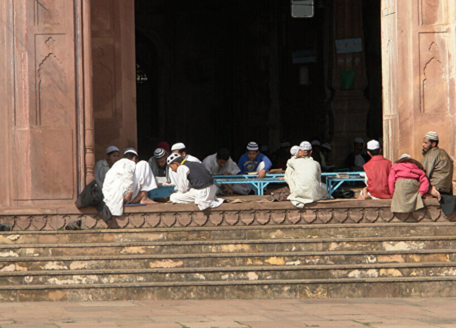 Hindistan'ın Madya Pradeş eyaletindeki Bhopal kentinde, Tâcu'l-Mescid Medresesi'nde ders gören öğrenciler...