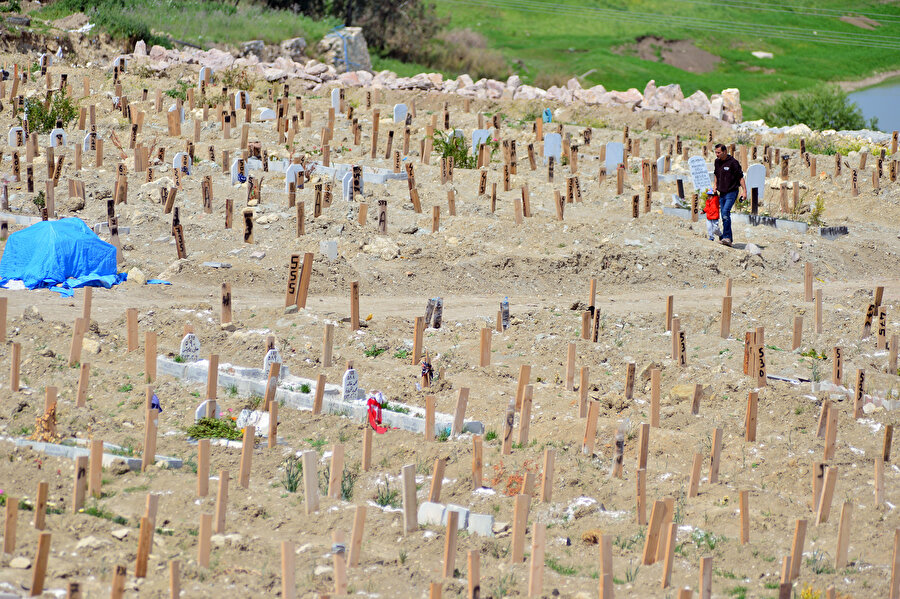 Hatay'da buruk bayram: Deprem mezarlıklarında duygu dolu ziyaret
