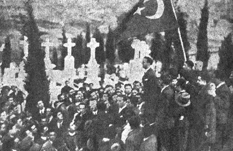 Konsolosluğun ardından Bulgar Mezarlığı’na giden grup, mezarlara çelenk bırakarak Bulgarlar mezarlarına iade-i ziyaret gerçekleştirdi.