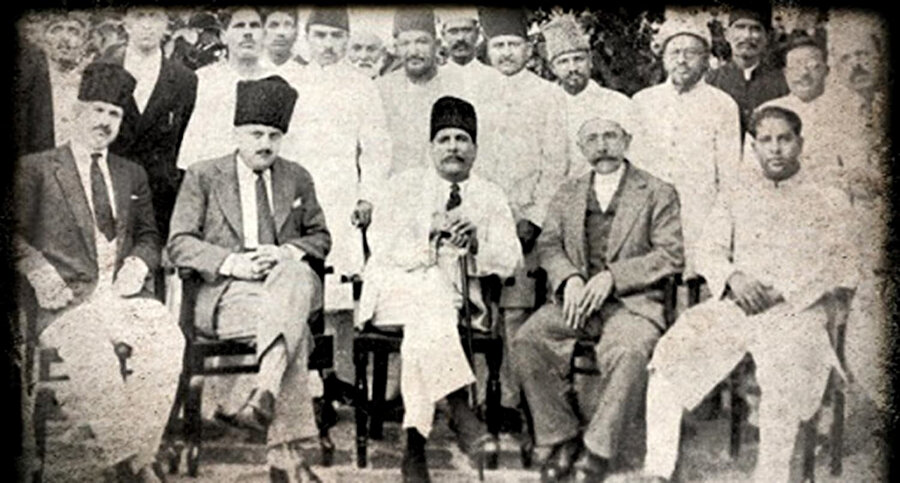 Bağımsız Pakistan devletinin kuruluşu yönünde ilk ciddi adım, İkbal’in 1930’da Allahabad’da gerçekleştirilen Tüm Hindistan Müslümanları Birliği’nin yıllık açılış konuşmasında ortaya koyduğu düşüncelerle atıldı.