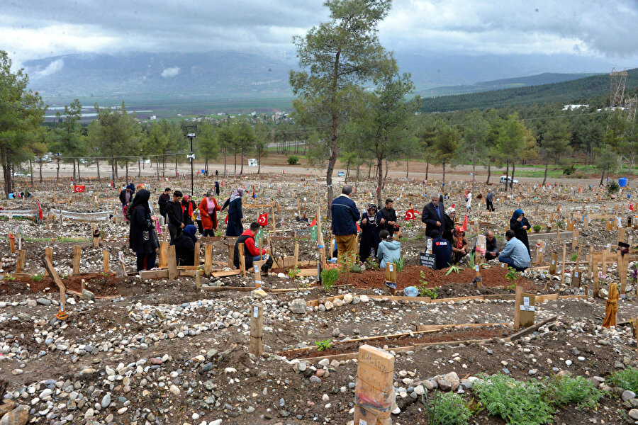 Buruk Ramazan Bayramı: Depremzedeler mezarlıkta gözyaşlarına boğuldu