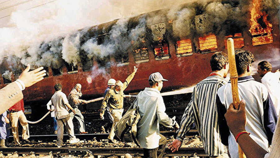 Gujarat olayları, 27 Şubat 2002'de Godhra istasyonu yakınlarında trende çıkan yangınında 60 Hindu hacının ölmesinin ardından çıkmıştı.