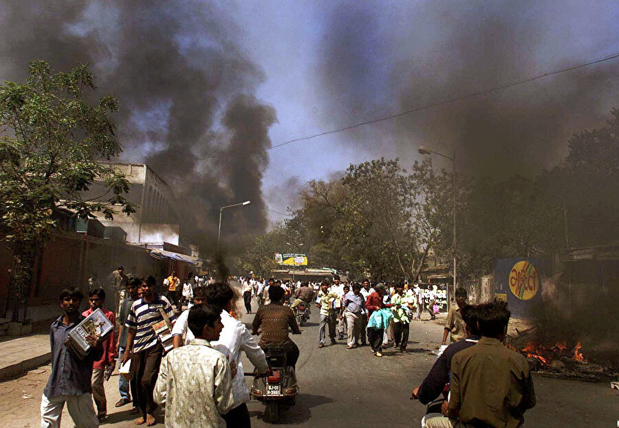 Yangından Müslümanları sorumlu tutan Hindu çeteler, Gujarat'taki Müslüman mahalleleri ve köyleri yakıp yıkmış, en az bin Müslüman'ı katletmişti.