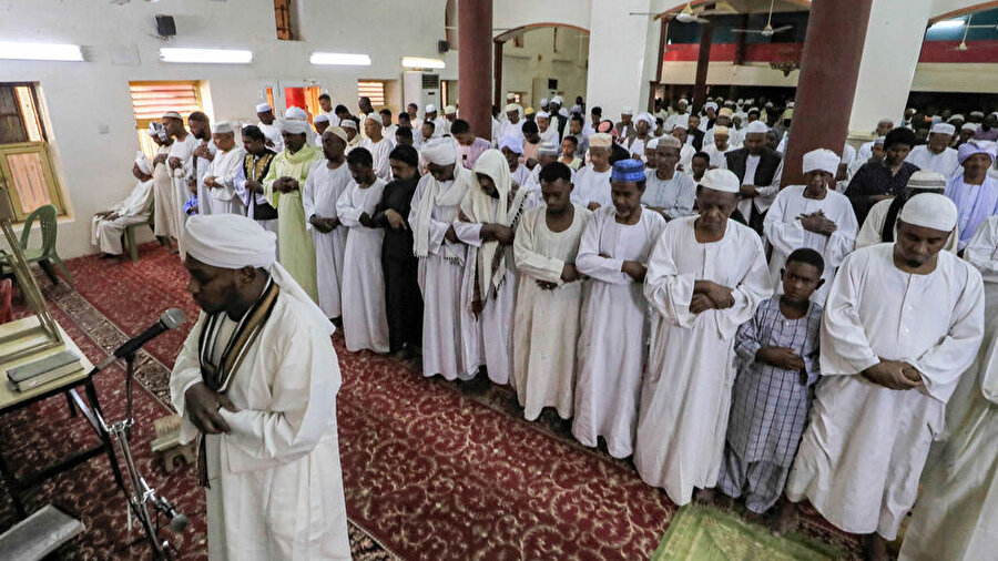 Çatışmalara rağmen Sudanlı Müslümanlar, başkent Hartum'un Juraif Gharb semtindeki Hara el-Rabaa Camii'nde, bayram namazlarını eda etti. 