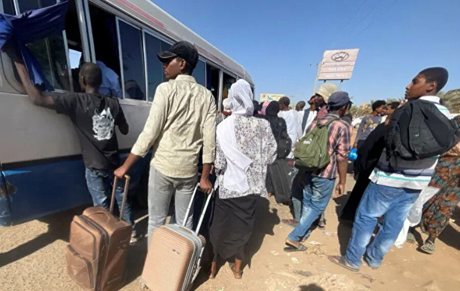Ateş hattında kalan binlerce Sudanlı, Hartum'dan kaçtı.