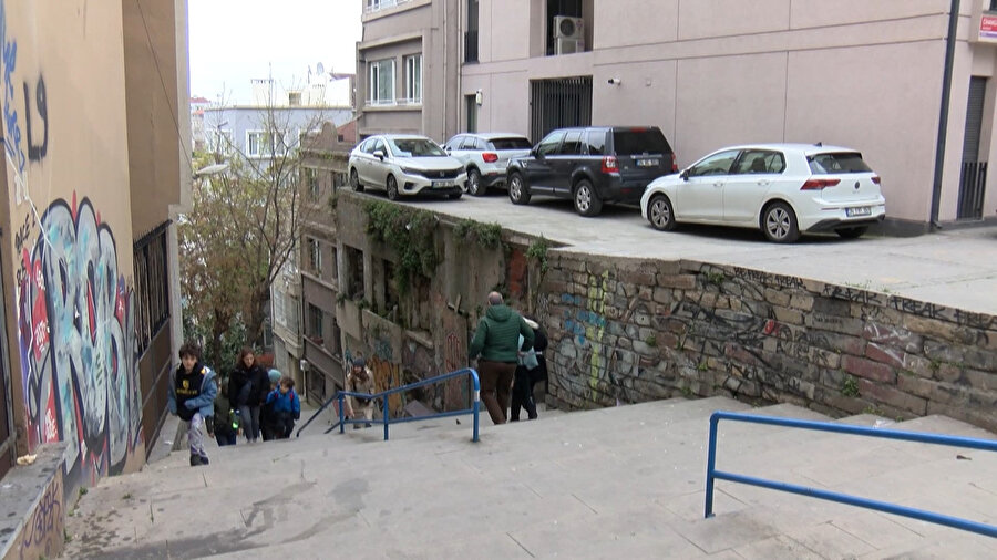 Mührü kırıp tekrar açtılar: Metruk binanın üstünde korkutan otopark