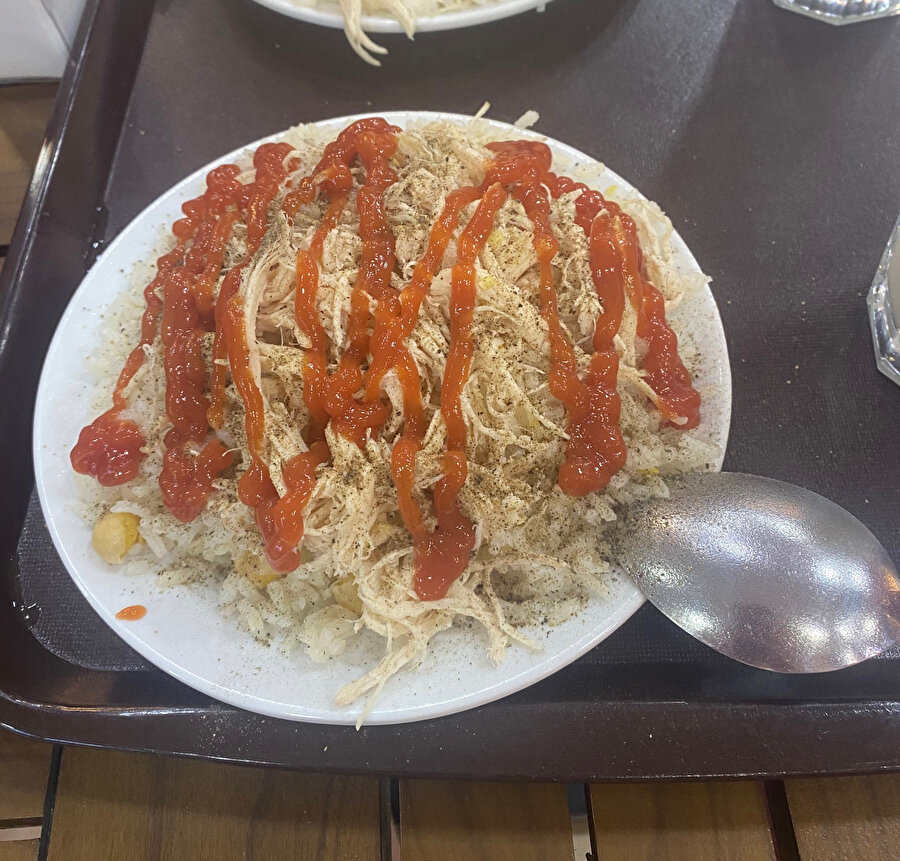 Pilavın üstüne ketçap sıkan insanlar yargılanmalı