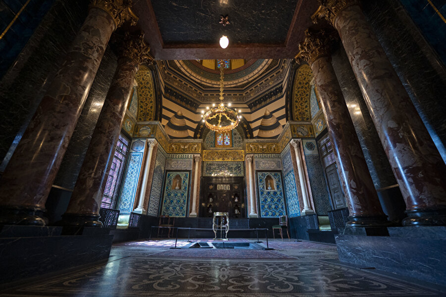 İngiliz ressamın İslâm sanatına olan sevgisini temsil eden kubbeli konak: Leighton House