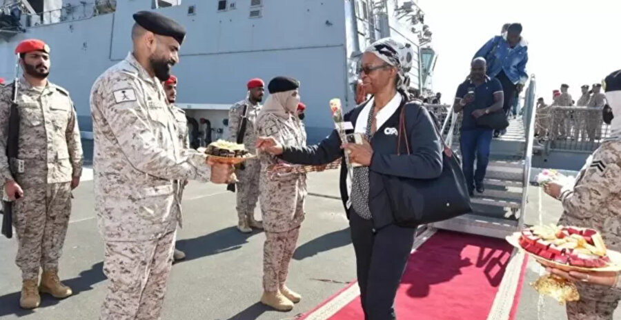 Suudi Arabistan, Cumartesi günü tahliye edilenleri Cidde Limanı'nda tatlılar ve güllerle karşıladı.