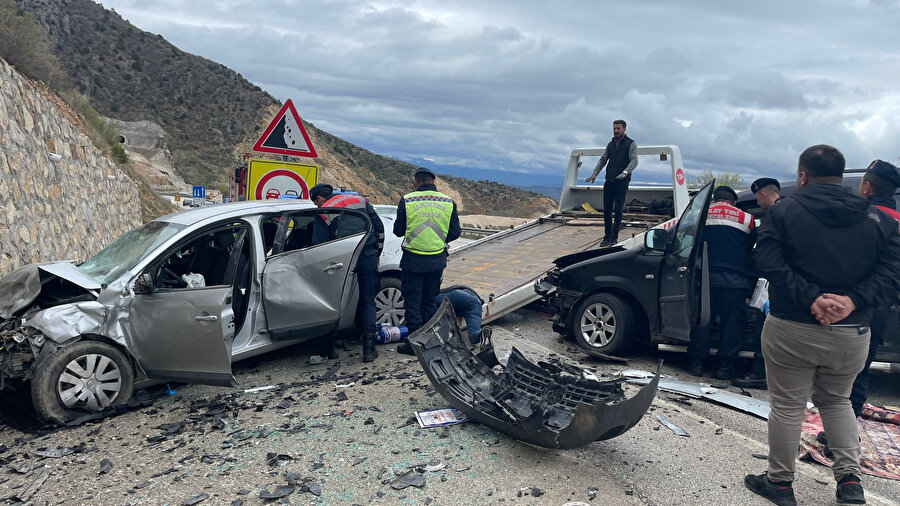 Çorum'da iki araç çarpıştı: Üç ölü