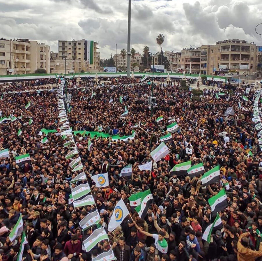 En büyük gösteri Pazar günü İdlib'de gerçekleşti.