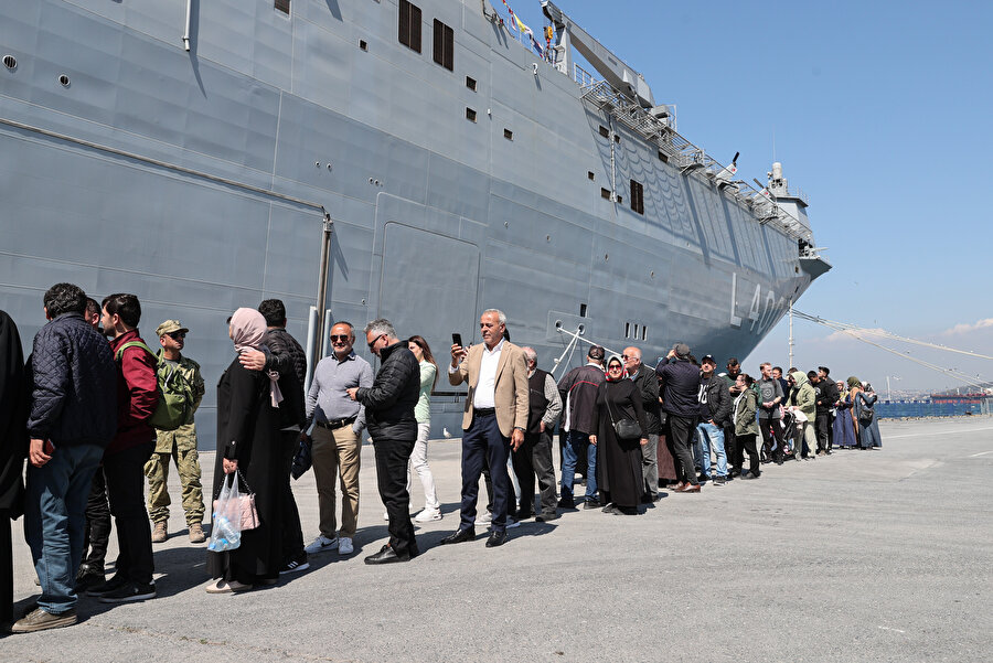 TCG Anadolu'ya vatandaşlardan yoğun ilgi: Kuyruk oluştu