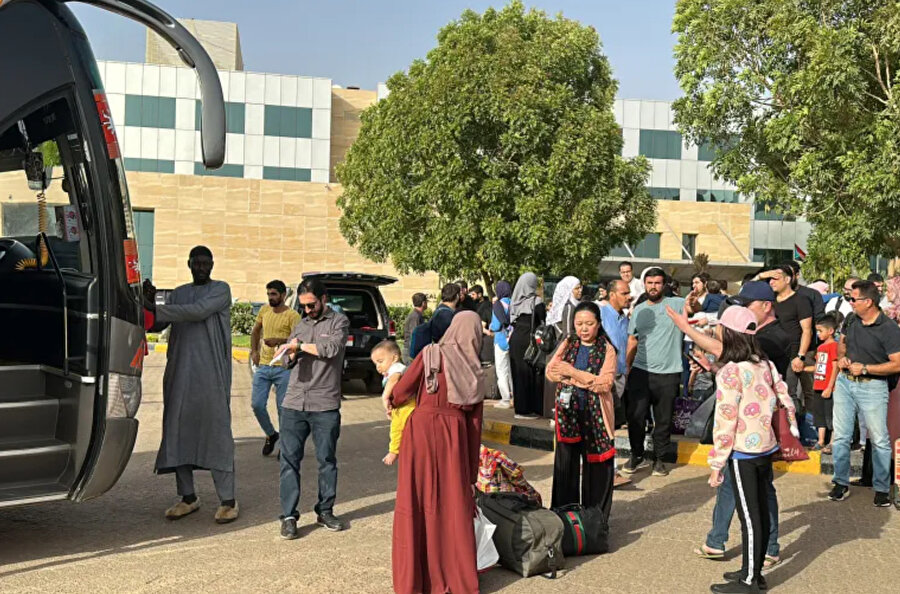 Türk vatandaşları Sudan'ın başkenti Hartum'da tahliyeyi bekliyor.