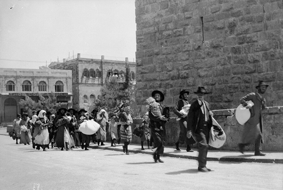 1929 Filistin isyanları sırasında, Yafa Kapısı'ndaki Yahudi aileler Kudüs'ün Eski Şehri'nden kaçıyordu.