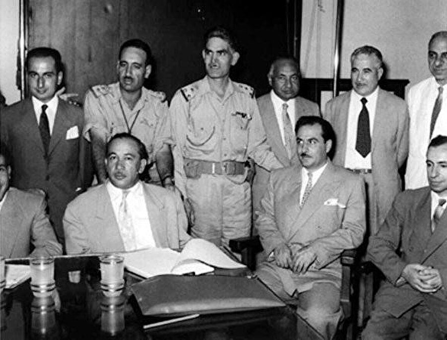 Aflak, (ön sıra sağdan 1.) Irak'ta 14 Temmuz 1958 İhtilali üyeleri ile birlikte.