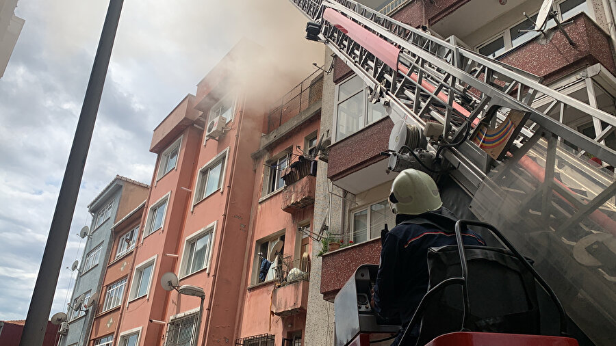 Şişli'de üç katlı binada yangın: Mahsur kalan iki çocuğu işçiler kurtardı