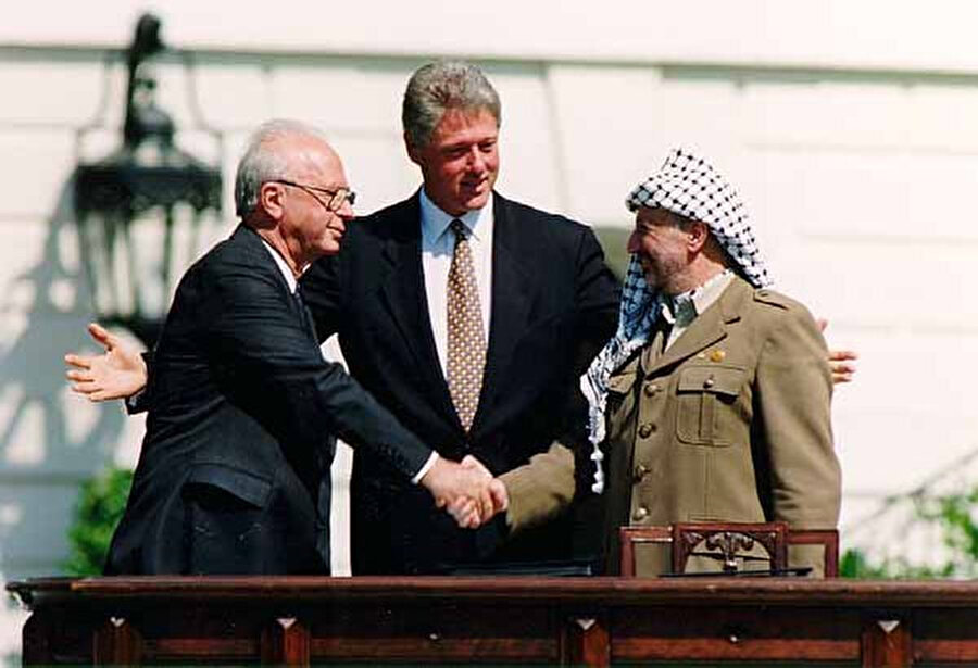 İzak Rabin, Bill Clinton ve Yaser Arafat 13 Eylül 1993'te Oslo Barış Anlaşması görüşmelerinde.