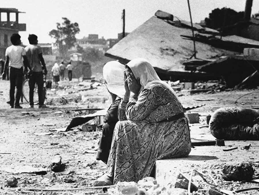 İç savaşın sürdüğü 1982 yılında İsrail yanlısı aşırı sağcı Hristiyan Falanjist milisler, Beyrut'ta Filistinlilerin yaşadığı mülteci kamplarını basarak binlerce kişiyi katletti.