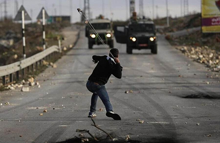 Filistinliler, İsrail askerleri ve polisleriyle karşı karşıya geldikleri hemen her olayda sapan kullanıyorlar.