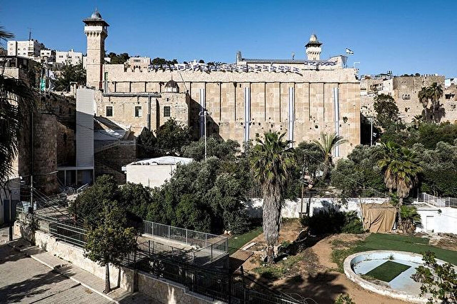 İsrail güçleri, işgal altındaki Filistin'in El Halil şehrinde bulunan Harem-i İbrahim Mescidi'nin üzerine İsrail bayraklarını açtı.