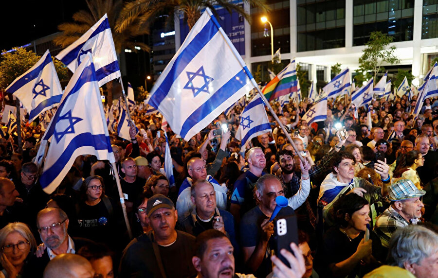 İsrail nüfusunun yaklaşık 3/4'ü olan 7,1 milyon Yahudi, İsrail devletinin kuruluşunun kutlandığı ulusal bayram olan "Bağımsızlık Günü"nü veya Yom Ha'atzmaut'u kutluyor.