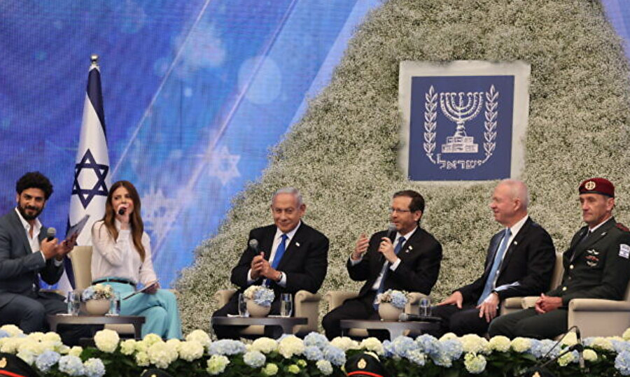 Sağdan sola: IDF Genelkurmay Başkanı Herzi Halevi, Savunma Bakanı Yoav Gallant, Başkan Isaac Herzog ve Başbakan Benjamin Netanyahu, 26 Nisan'da İsrail'in 75. Bağımsızlık Günü kutlamaları kapsamında seçkin askerler için düzenlenen etkinlikte, Kudüs'teki Başkan konutunda, 2023. 