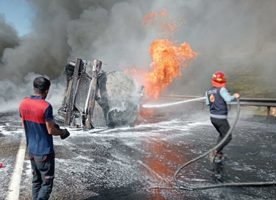 Şırnak'ta akaryakıt tankeriyle kamyonet çarpıştı: İki ölü, 4 yaralı