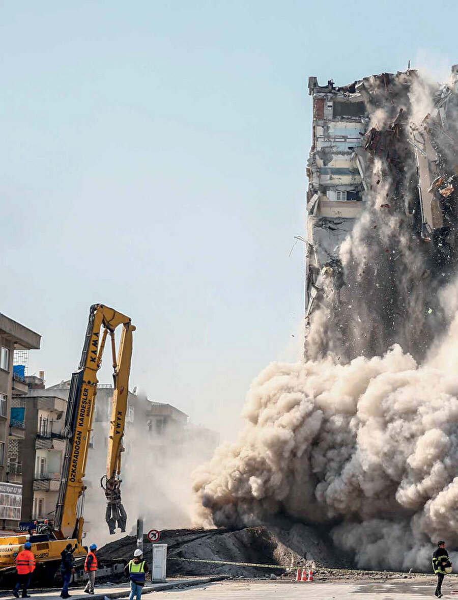 11 ilde hissedilen depremde 118 bin binanın yıkık, acil yıkılacak ve ağır hasarlı olduğu tespit edildi.