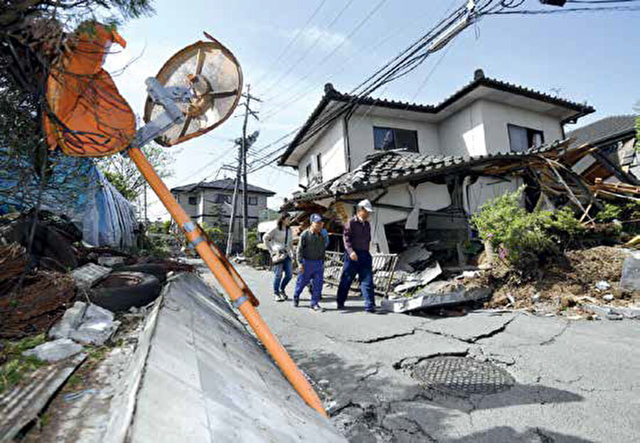 2011 depremi ekonomik, siyasi ve sosyal sonuçları ile Japonya'da köklü bir değişimi de başlattı.