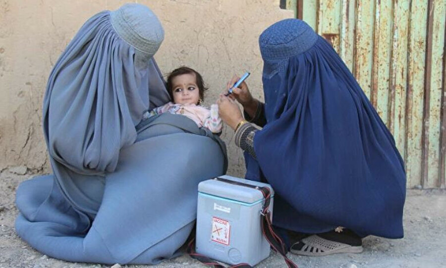 Katı İslam hukuku yorumuna uygun olarak kadın haklarına saygı duyduğunu belirten Taliban yetkilileri, kadın yardım görevlileri hakkındaki kararların "iç mesele" olduğunu söylüyor.