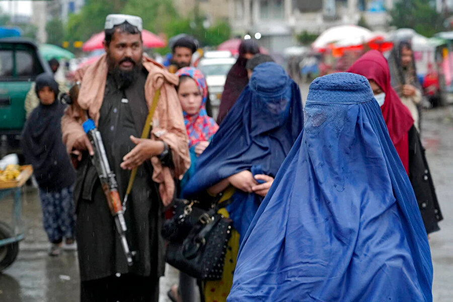 Taliban yönetimi, 15 Ağustos 2021'de Batı destekli hükümeti devirdiğinden beri, kadınların üniversiteden men edilmesi ve kız liselerinin kapatılması da dahil olmak üzere, kadınların kamusal hayata erişimi üzerindeki kontrolleri de sıkılaştırdı.