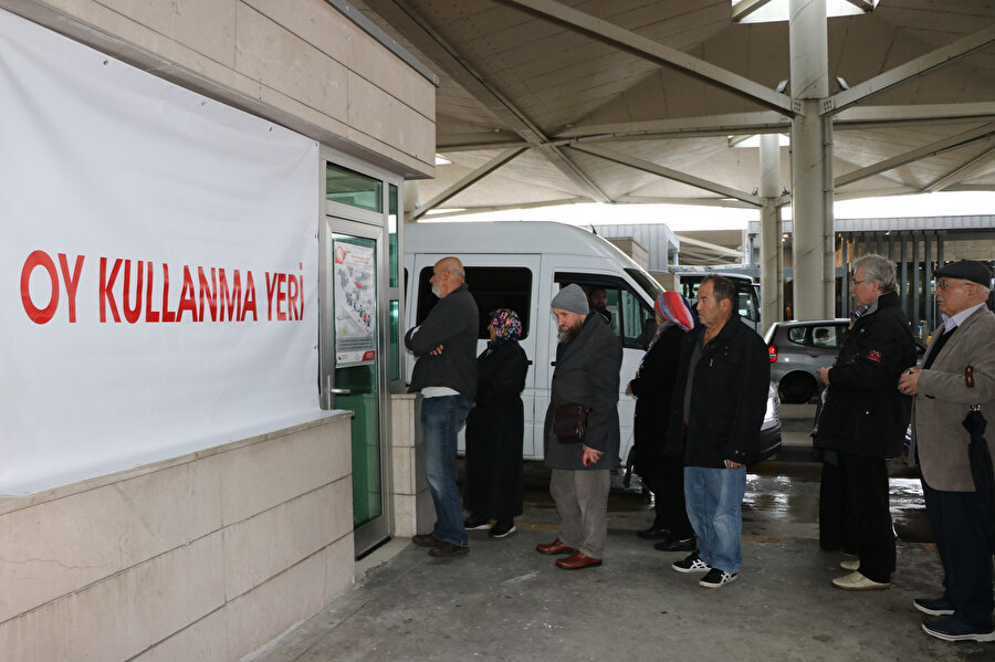 Sınır kapılarında oy verme işlemi başladı