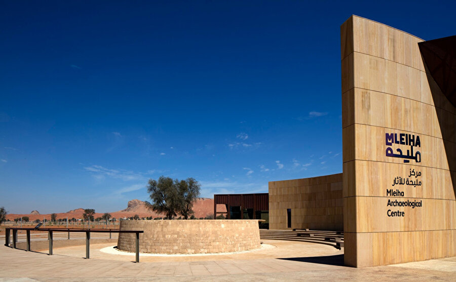Mleiha Arkeoloji Merkezi, Birleşik Arap Emirlikleri'nin Sharjah bölgesindeki Mleiha köyünü çevreleyen alanların tarihine ve arkeolojisine atıfta bulunan bir ziyaretçi merkezi ve sergi yapısı olarak karşımıza çıkıyor.nn
