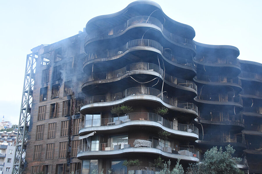 İzmir'de lüks sitedeki yangın: Büyüklüğü gün ağarınca ortaya çıktı