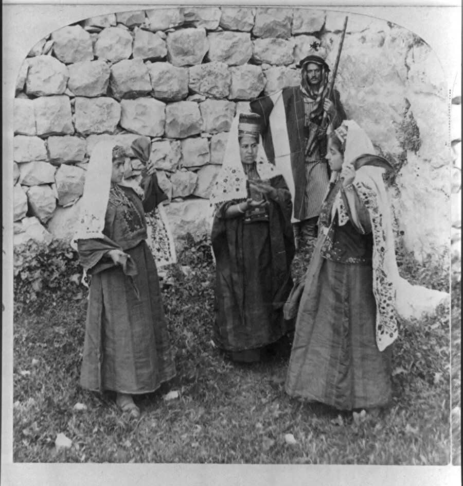 Geleneksel tatreez elbiselerini giyen Beytüllahim şehrinden kadınlar.
