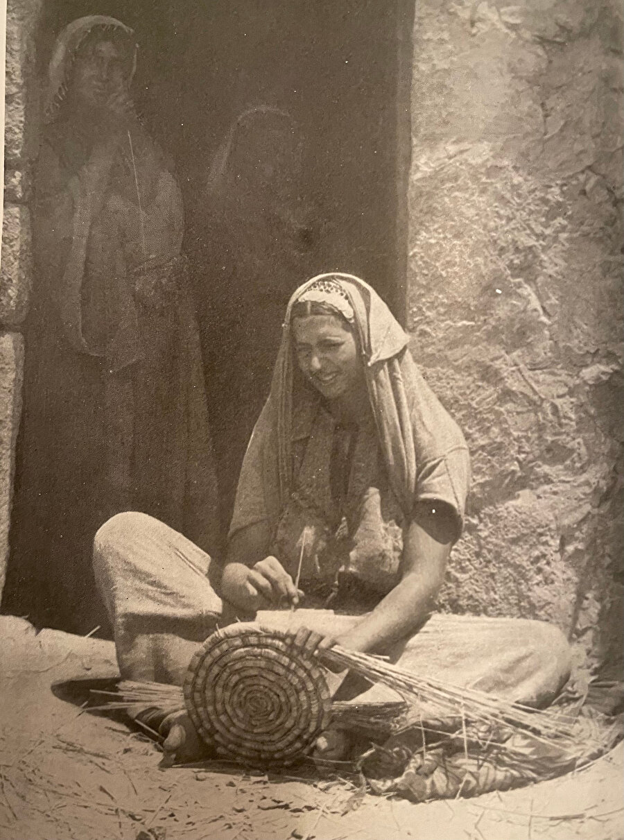 Elleriyle sepet ören Filistinli bir kız, 1910-14.