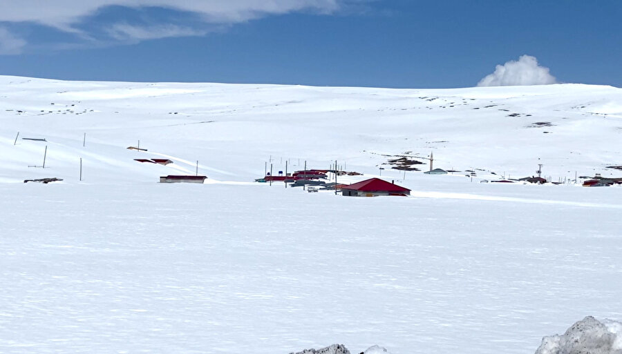 Nisan sonunda yayla evleri kar altında kaldı
