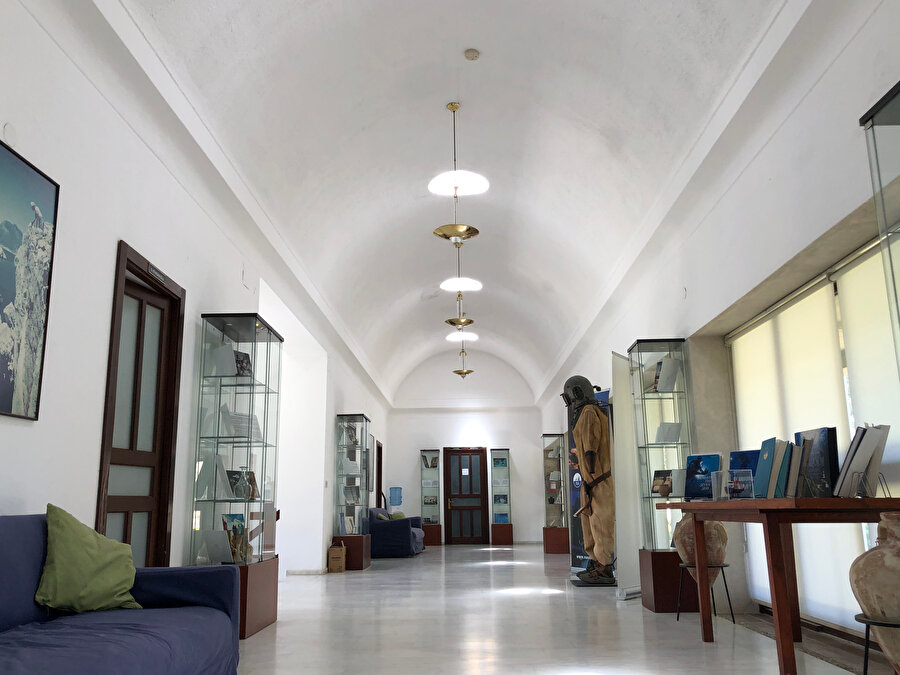 Sualtı Arkeoloji Enstitüsü, enstitü yapısının iç mekânı, koridordaki üst açıklıklar. 