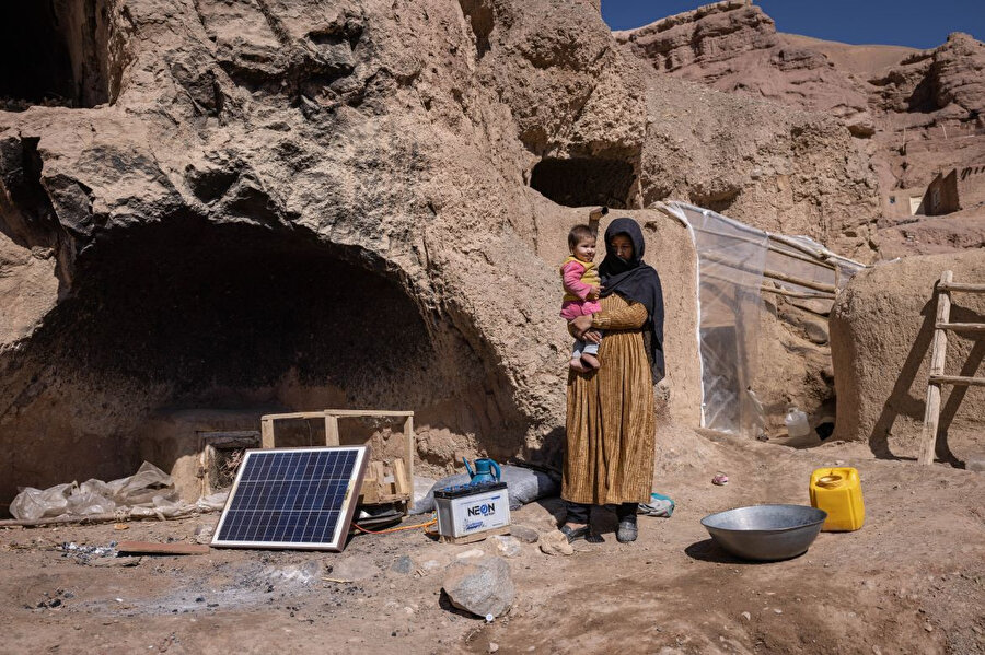 İki yıl önce yerinden edilen Fatma, üç çocuğuyla birlikte Bamyan'a geri döndüğünde bir ev kiralayacak parası olmadığından mağaraya taşınmış.