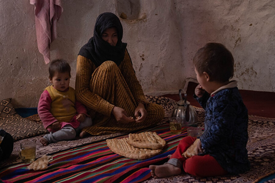 Fatma’nın maddi imkânları kısıtlı ailesi, mağarada yemek olarak çoğunlukla ekmek tüketip çay içiyor.
