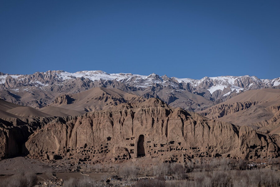 Afganistan'ın en yüksek ve en soğuk bölgelerinden biri olan Bamyan eyaletinde yaşamaya çalışan birçok aile, evlerini ısıtmak için yiyecek veya yakıt bulmakta zorlanıyor.