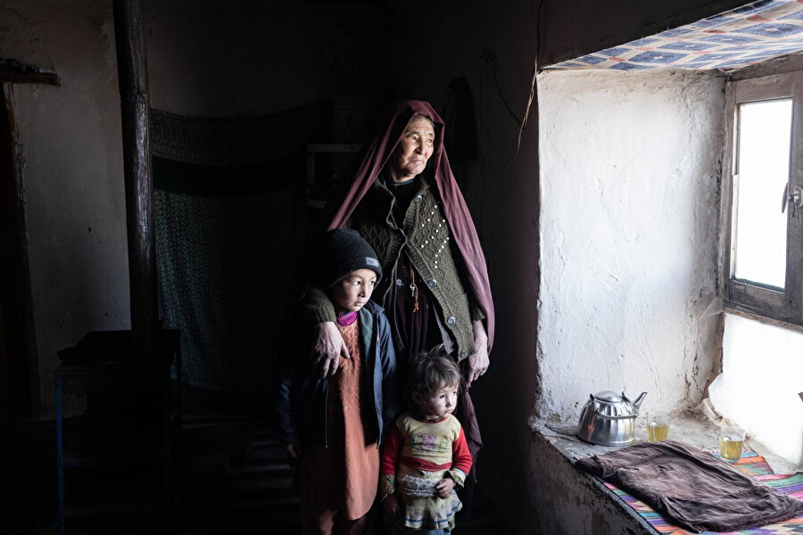 66 yaşındaki Şeyma Hanım, iki torunuyla birlikte Bamyan eyaletinin Sabzi ilçesindeki küçük evde kalıyor. Oğlunun ailesi ve diğer iki akrabasıyla birlikte uzun yıllardır küçük bir halı işi yürüten ailenin eski hükümetin devrilmesinden bu yana kilim satmak giderek zorlaşmış. Şeyma Hanım, "Kimsenin satın alacak parası yok." diyor.