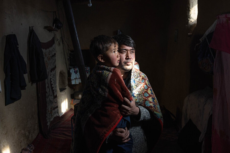 Abdülcelil ve oğlu Murtaza da Bamyan eyaletinin Sabzi kentinde yaşıyor. İki yıl önce, o zamanki hükümet güçleri ile Taliban arasındaki savaş yüzünden yerlerinden edilen aile, çocukları sürekli hasta olduğu ve evi ısıtamadıkları için kışın zor şartlarda geçtiğini söylüyor.