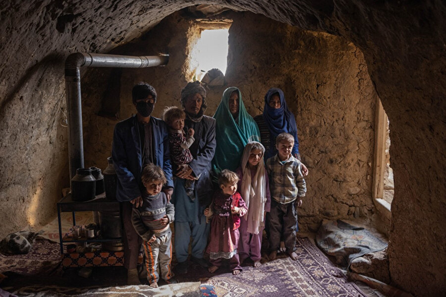 Nasim ve ailesi, Bamyan'ın eteklerinde, küçük mağarada yaşıyor. Normalde inşaat işçisi olarak çalışan Nasim, kış aylarında soğuk iklimden dolayı birkaç aydır iş bulamadığından ailenin yiyecek ve giyeceği yok.