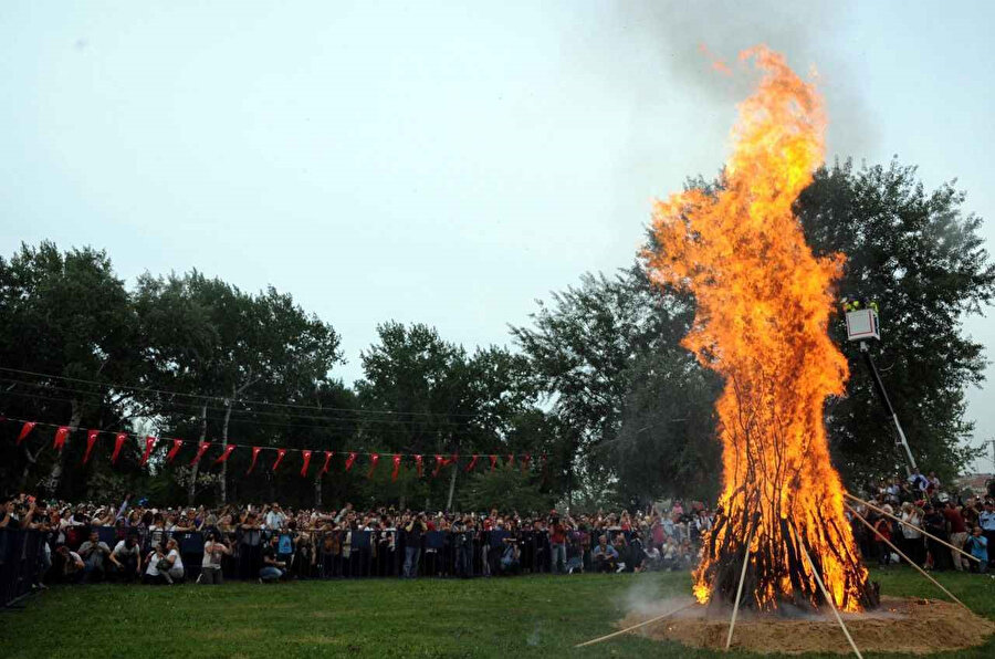 Hıdırellez'in en sevilen ve bizim en çok uyguladığımız kutlama töreni ise dört yol ağzına ateş yakma.