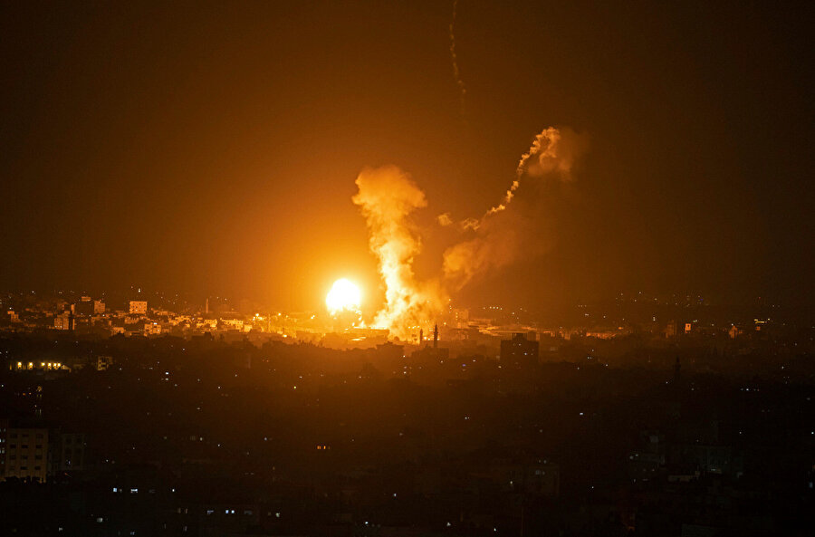 İsrail'in Gazze Şeridi'nin kuzeyinde düzenlediği hava saldırısının ardından ateş ve duman yükseldi, 2 Mayıs 2023.
