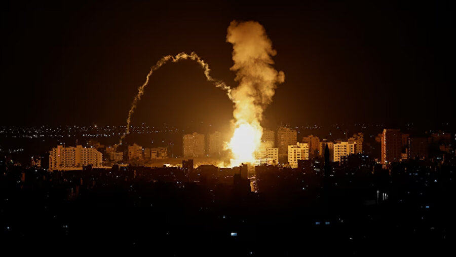 Bölge Sağlık Bakanlığı, İsrail'in Gazze'den roket atışına misilleme olarak düzenlediği hava saldırılarında bir Filistinlinin öldüğünü ve beş kişinin de yaralandığını aktardı.