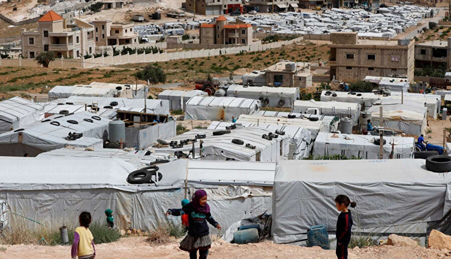Lübnanlı yetkililer, Nisan 2019'dan sonra yasal izin olmadan giren Suriyelilerin zorla sınır dışı edilmesine izin veren bir düzenlemeyi gerekçe göstererek son birkaç yılda Suriyelileri periyodik olarak sınır dışı etti.